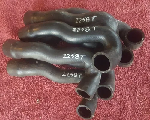 Alfa Romeo 2000 GTV / Berlina lower radiator hose 105.26.318.00 (Pirelli 2258T)