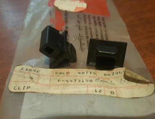 Fiat 131 Super Brava, Argenta grille clip (original Fiat) 4473158